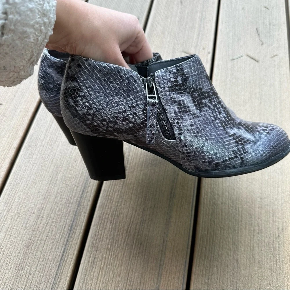Vionic Taber Snakeskin Print Leather Booties Zip Details Size 6.5 Women’s
